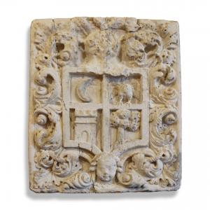 Stemma antico in pietra. Epoca 1400.